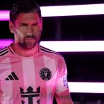 Lionel Messi dari Inter Miami berjalan keluar dari terowongan sebelum pertandingan Grup A Piala Dunia Antarklub FIFA 2025 antara Inte Miami dan FC Porto di Stadion Mercedes-Benz pada 19 Juni 2025 di Atlanta, Georgia.(FIFA via Getty Images/Patrick Smith)