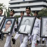 Dokumentasi - Mahasiswa dengan foto empat orang korban tragedi Mei mengikuti Peringatan 18 Tahun Tragedi 12 Mei 1998 di Universitas Trisakti, Grogol, Jakarta. ANTARA FOTO/M Agung Rajasa/ama/pri.
