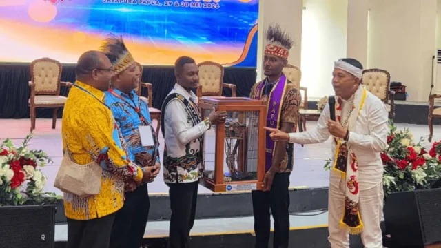 Terima Replika Rumah Pohon Korowai, KDM Didoakan Jadi Pemimpin yang Menjaga Hutan Papua